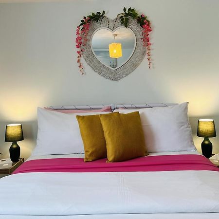 Beautiful Beachfront Retreat With A Stunning Sea View For The Ultimate Escape Away From The Busy World Below 荷尼湾 外观 照片