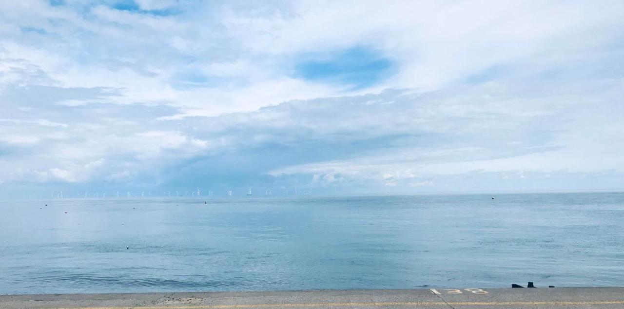 Beautiful Beachfront Retreat With A Stunning Sea View For The Ultimate Escape Away From The Busy World Below 荷尼湾 外观 照片