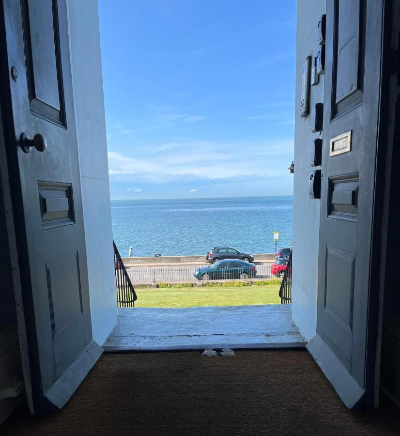 Beautiful Beachfront Retreat With A Stunning Sea View For The Ultimate Escape Away From The Busy World Below 荷尼湾 外观 照片
