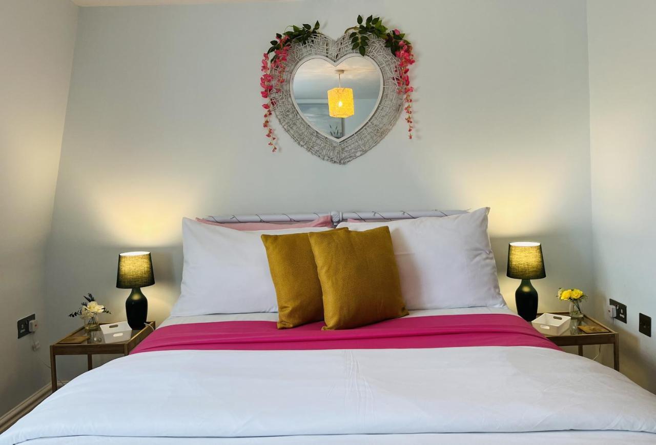 Beautiful Beachfront Retreat With A Stunning Sea View For The Ultimate Escape Away From The Busy World Below 荷尼湾 外观 照片